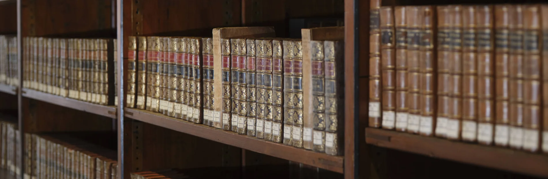 Blick in den Heyne-Saal Historische Bücher in Bücherregalen im Heyne-Saal der SUB Göttingen