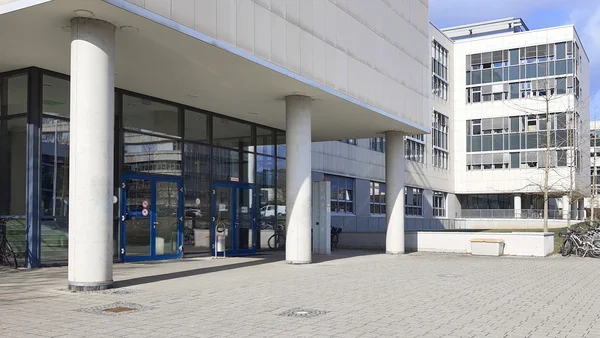 Haupteingang der Fakultät für Physik