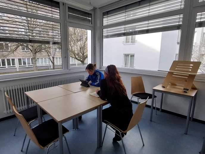 Studierende im Gruppenraum Bibliothek Waldweg