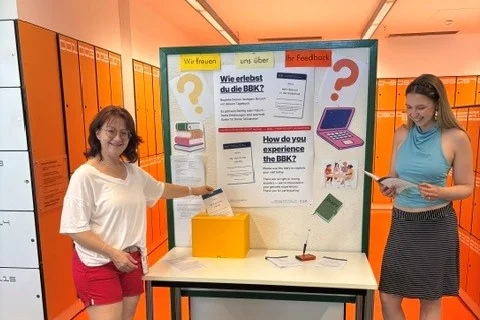 Personen am Stand der UX Studie