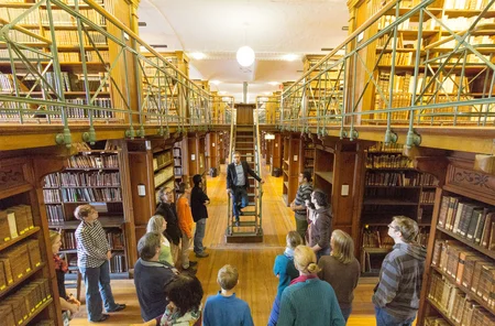 Gruppe von Menschen bei einer Führung im Historischen Bibliothekssaal