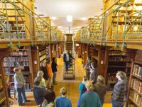Führung im Heyne-Saal Gruppe von Menschen bei einer Führung im Historischen Bibliothekssaal