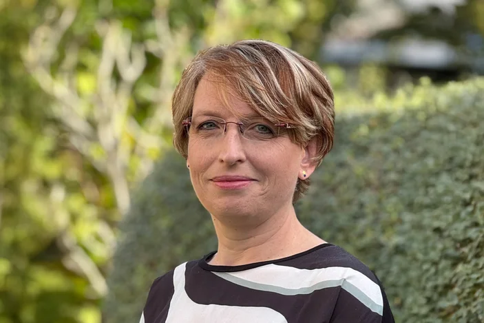 Ellen Reihl, privat. Hintergrund mithilfe generativer KI für das Querformat erweitert.