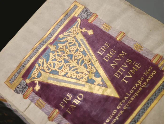 Fuldaer Sakramentar Seite einer mittelalterlichen Handschrift mit rotem Hintergrund und goldener, verzierter V-Initiale