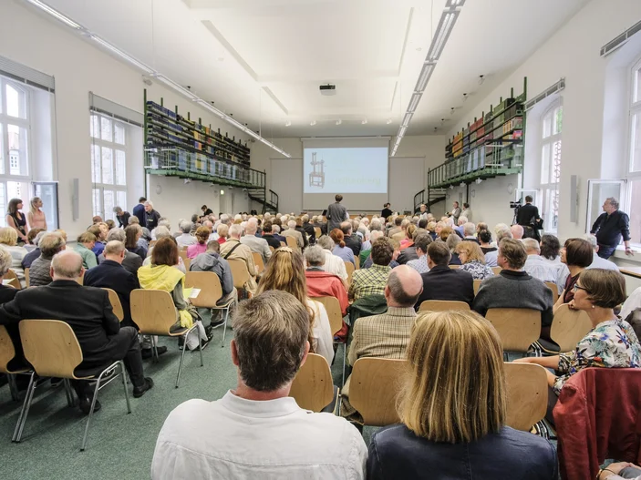 Hessel-Saal Innenansicht des Hessel-Saals mit vielen Besucher*innen