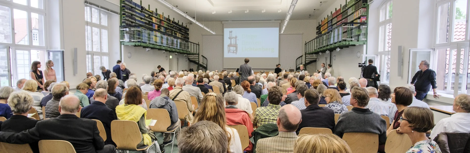 Hessel-Saal Innenansicht des Hessel-Saals mit vielen Besucher*innen