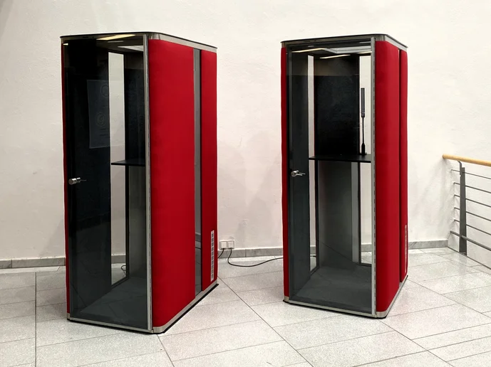 Telefonboxen im Foyer der Zentralbibliothek
