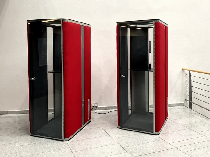 Telefonboxen im Foyer der Zentralbibliothek