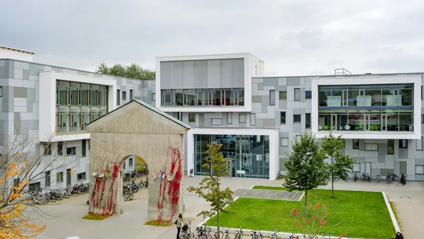 Blick auf das Lern- und Studiengebäude